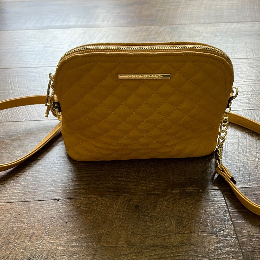 • Steve Madden purse